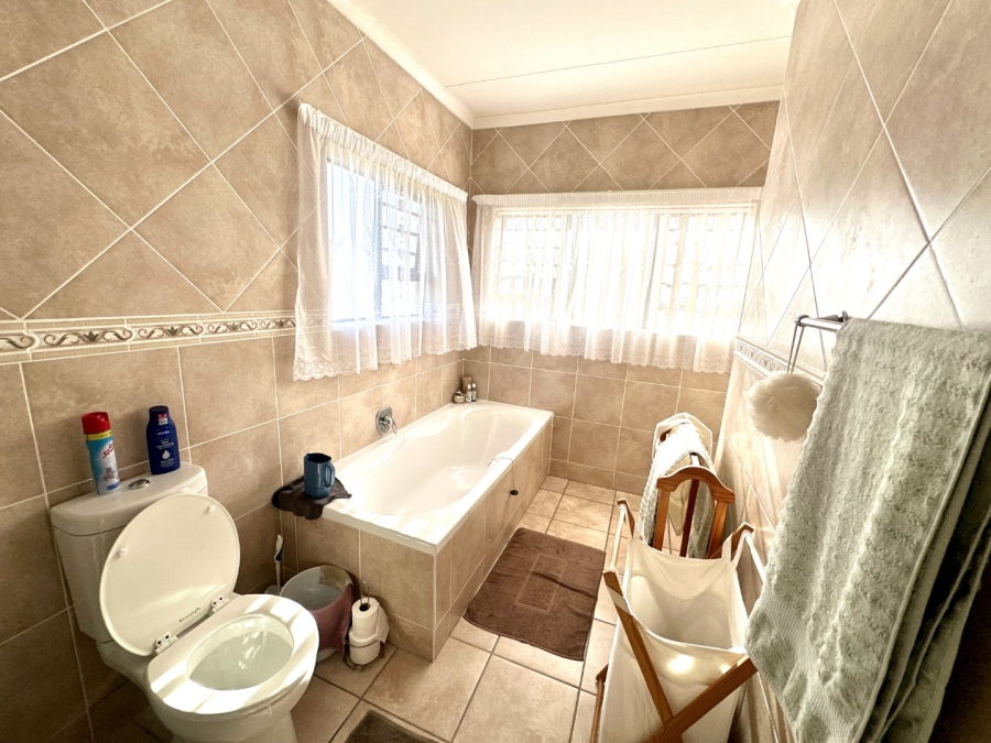 4 Bedroom Property for Sale in Fraaiuitsig Western Cape